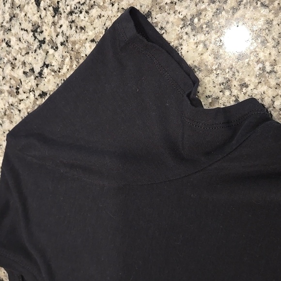 ARITZIA BABATON V-NECK CROPPED SHORT SLEEVE T-SHIRT. SIZE X-LARGE. - Picture 6 of 6